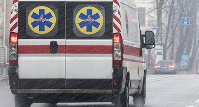 Auto zatrzymało się niedaleko krzyża. Reanimowali ją na oczach dzieci. Tragedia w Radomierzu