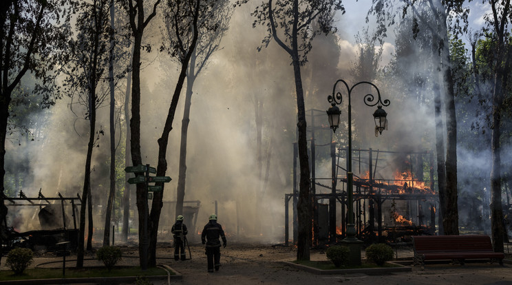 Tűzoltók dolgoznak a lángok megfékezésén egy orosz bombázást követően Harkivban 2022. május 3-án / Fotó: MTI/AP/Felipe Dana