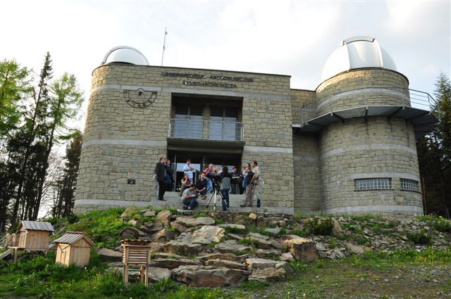 Nowoczesna bryła Obserwatorium na Lubomirze idealnie komponuje się z otaczającą ją przyrodą.