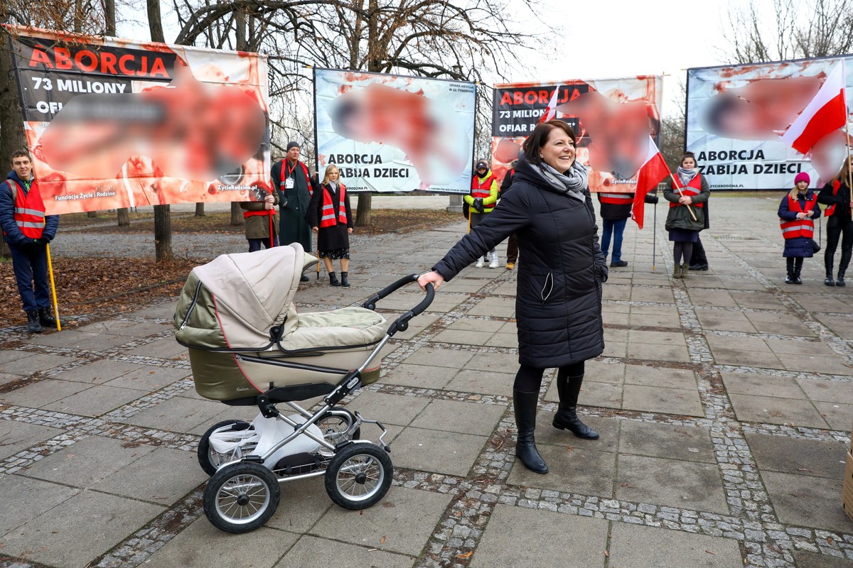 Działaczka pro-life Kaja Godek podczas konferencji przed złożeniem podpisów pod ustawą obywatelską "Aborcja to Zabójstwo"
