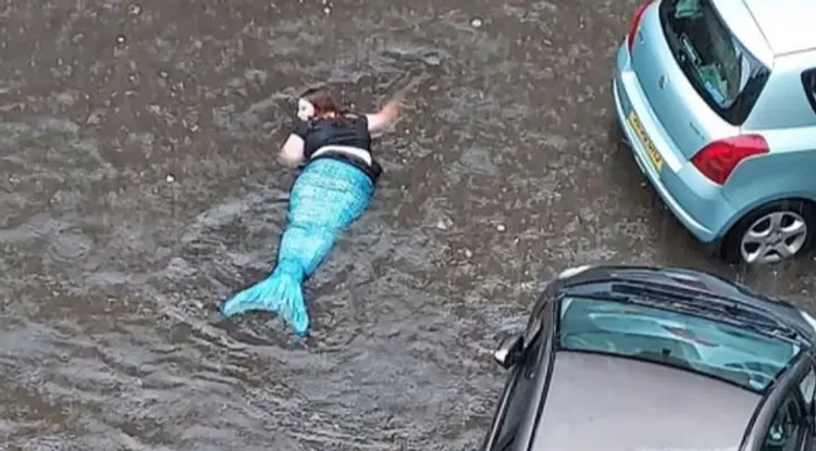 Sellő jelent meg Glasgow egyik utcáján a heves esőzések során