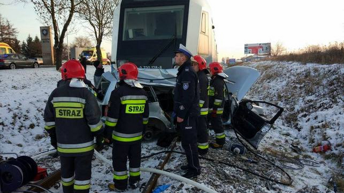 Dwie osoby zginęły, a trzecia po reanimacji trafiła do szpitala w wyniku zderzenia osobowego volkswagena z szynobusem - poinformowała podkom. Ewelina Wrona z zespołu prasowego podkarpackiej policji.