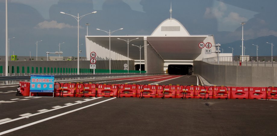 Tunel nie był drążony w dnie morskim. Osadzono na nim prefabrykowane elementy. Ma długość 6 km.