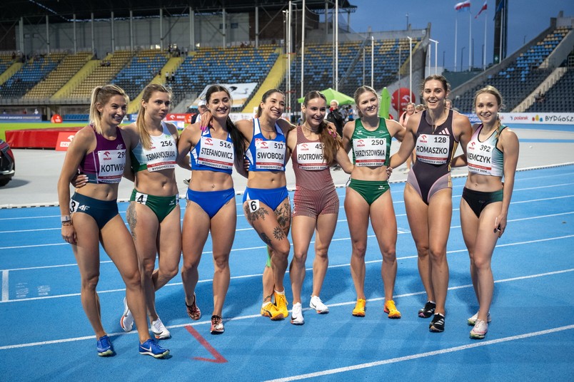 Od lewej: Martyna Kotwiła, Kryscina Cimanouska, Magdalena Stefanowicz, Ewa Swoboda, Aleksandra Piotrowska, Pia Skrzyszowska, Monika Romaszko i Magdalena Niemczyk po biegu finałowym na 100 m podczas 100. PZLA mistrzostw Polski w lekkoatletyce