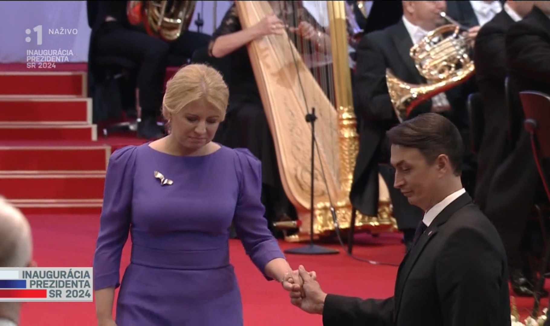 Rizman Čaputovej podal ruku.