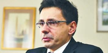 <strong>3. Mikołaj Budzanowski</strong><br /><br />

Jak mało który z poprzedników zaangażował się w działalność spółek Skarbu Państwa, często wyręczając zarządy. Niektórzy mówią nawet o ręcznym sterowaniu. Firmom naftowo-gazowym nakazał przyspieszyć poszukiwania gazu łupkowego. Cel, który im wyznaczył, jest ambitny: uruchomienie pierwszego wydobycia z końcem tego roku. Budzanowski jest też autorem innego gigantycznego projektu inwestycyjnego – budowy petrochemii w Gdańsku. W realizację planu zaangażował tarnowskie Azoty i Grupę Lotos.<br /><br />

Polecił też koncernom opracowanie nowych strategii działania. Zadanie wykonały już m.in. Orlen, PGNiG oraz Lotos. Zobowiązał firmy również do pozbycia się spółek zależnych, niezwiązanych z podstawową działalnością. Choć działania te zostały spółkom narzucone, to eksperci oceniają je pozytywnie. Podobnie jak decyzję o ratowaniu Polimeksu-Mostostalu.<br /><br />

Cieniem na ubiegłorocznych działaniach szefa resortu skarbu kładzie się jednak sytuacja, w jakiej znalazły się nadzorowane przez niego Polskie Linie Lotnicze LOT. Strata operacyjna spółki w 2012 r. przekroczyła 150 mln zł. Część ekspertów wini Budzanowskiego także za fatalną kondycję Bumaru. Zbrojeniowa spółka w ubiegłym roku znalazła się na krawędzi bankructwa, a kontrakt na dostawę wozów zabezpieczenia technicznego do Indii – zapowiadany jako sukces – wcale nie okazał się dla niej zbawieniem. <br /><br />