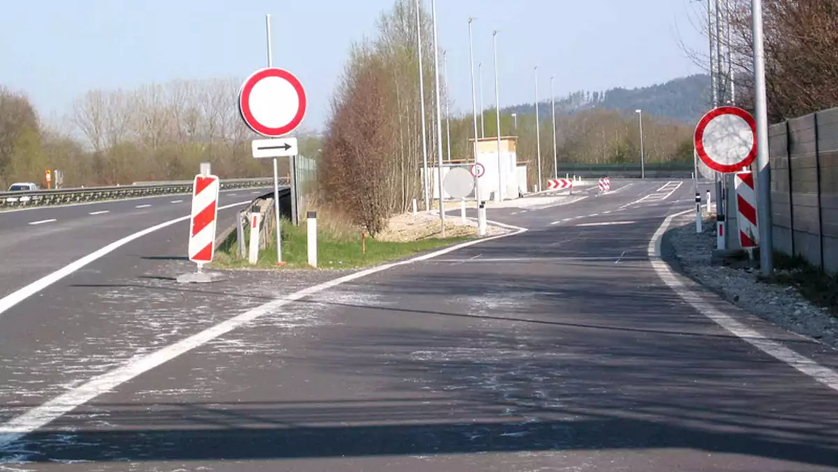 Na dwóch odcinkach nie można w weekendy opuszczać autostrad A12 i A13.