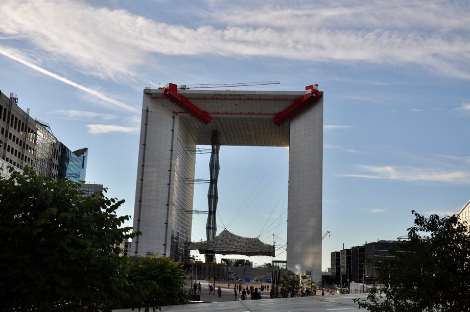 Niekwestionowany symbol La Défense to Wielki Łuk. Powstał w wyniku międzynarodowego konkursu ogłoszonego przez ówczesnego prezydenta Francji, François Mitterranda. Wygrał go Duńczyk - Johann Otto von Spreckelsen oraz jego wizja XX-wiecznego Łuku Triumfalnego