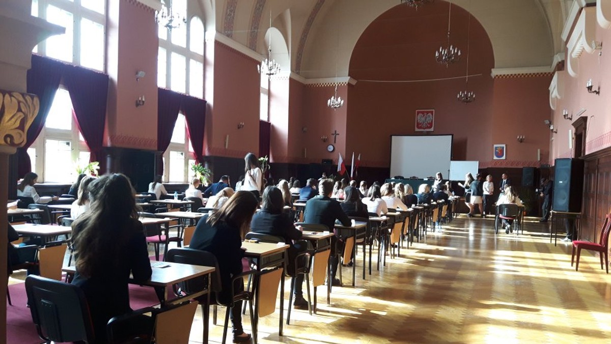 Egzaminem pisemnym z języka polskiego na poziomie podstawowym rozpocznie się dziś rano dodatkowa sesja egzaminów pisemnych dla maturzystów, którzy nie mogli przystąpić do nich w maju. Dziś rano rozpocznie się też dodatkowa sesja egzaminów gimnazjalnych.