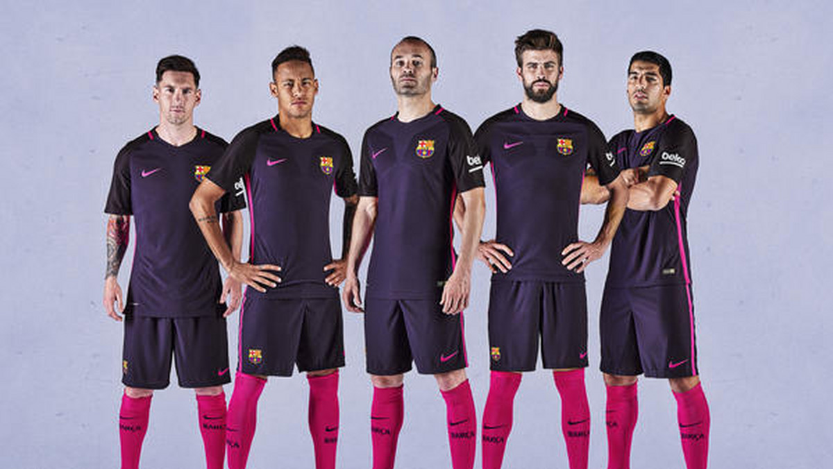 W czwartek 14 lipca FC Barcelona zaprezentowała nowe komplety wyjazdowe na sezon 2016/17. Stroje wyróżniają się fioletową kolorystyką z różowymi akcentami. Ponadto, rękawy koszulki oraz jej dolna część posiada lekko ciemniejszą barwę.