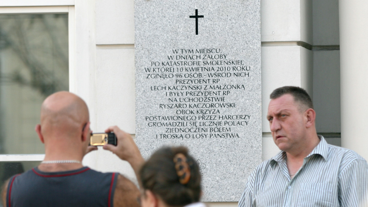 Wczorajsze odsłonięcie tablicy na Pałacu Prezydenckim ku pamięci prezydenta Lecha Kaczyńskiego i pozostałych 95 ofiar katastrofy smoleńskiej nie rozwiązało problemu krzyża przed Pałacem. Politycy PiS i część rodzin ofiar nie jest zadowolonych; padały słowa, że to mało, ale być może to krok w dobrą stronę. - Pomniki ma wielu. A może rozważyć wzniesienie piramidy godnej Lecha Kaczyńskiego? - pisze na swoim blogu w Onet.pl Wojciech Filemonowicz.