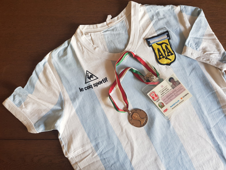 Koszulka Argentyny, półfinałowego rywala Polski, oraz medal i akredytacja Wiesława Wragi