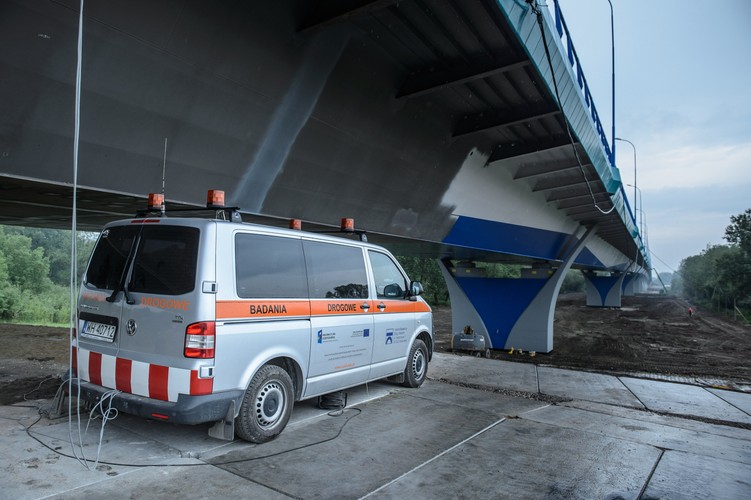 Podczas testu przeprowadzony został m.in. pomiar ugięć przęseł i przesuwów na łożyskach. Dane zostaną porównane z założeniami projektowymi.<br><br> fot. (zuz) PAP/Wojciech Pacewicz