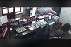 HIT SNIMAK PLJAČKE Naoružan upao u menjačnicu, čekićem razbio izlog da bi dohvatio novac, a nije očekivao da će ga OVAKO UHVATITI