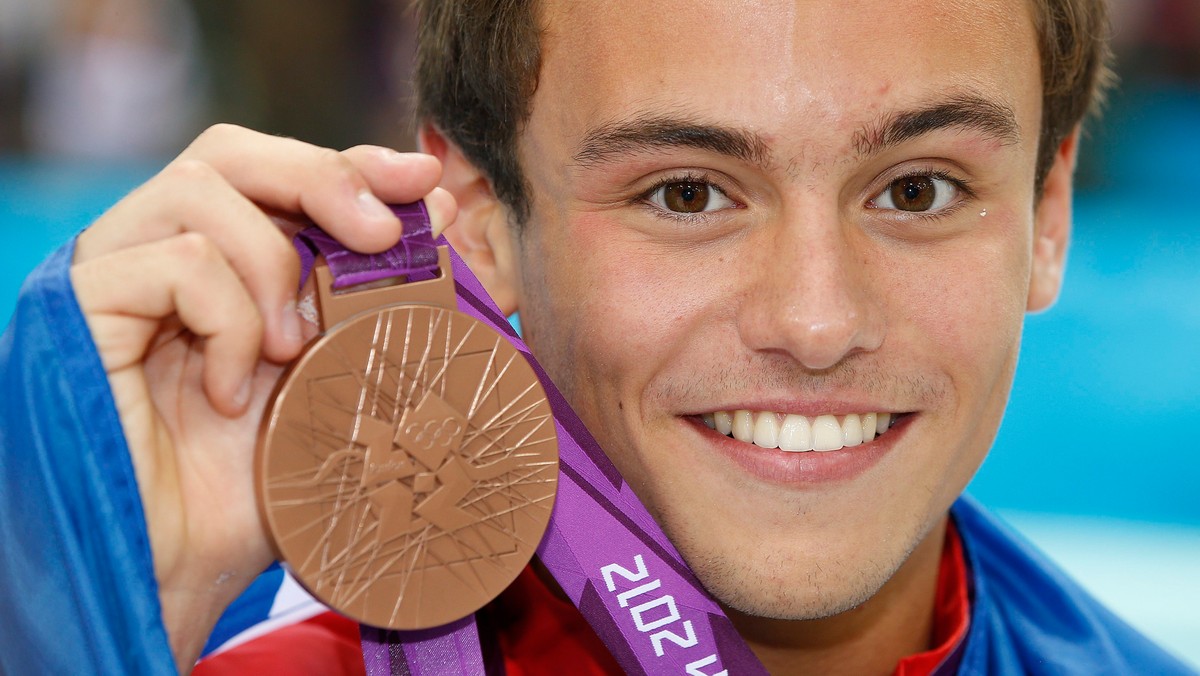 Tom Daley, angielski skoczek do wody, zdobył nie tylko brązowy medal na IO w Londynie, ale także serca wielu nastolatek w całej Wielkiej Brytanii. Mimo, że niedawno deklarował, jakoby liczył się dla niego tylko sport, uważni angielscy dziennikarze przyłapali młodego mistrza z dziewczyną!