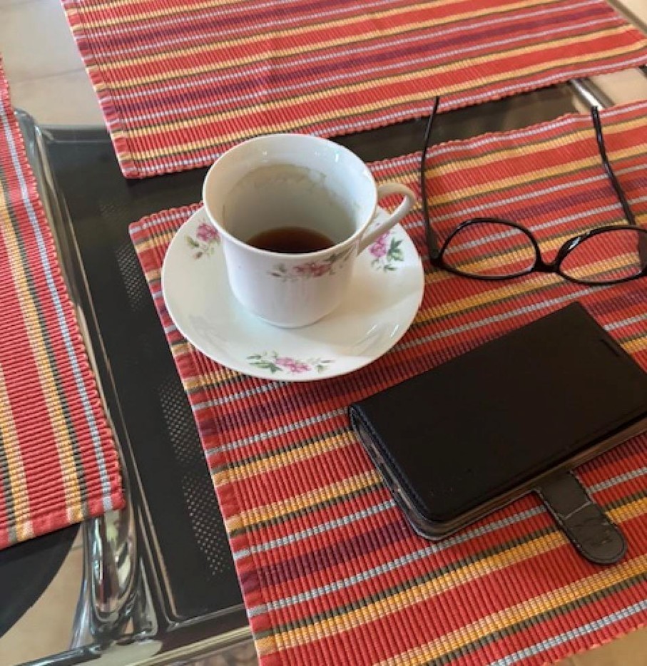 Stôl ako nový aj po dvoch čajoch a návšteve.