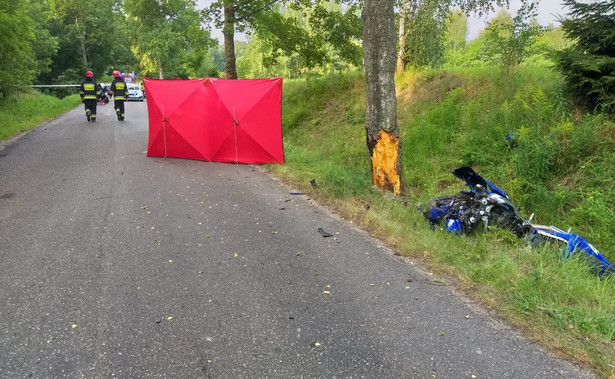 Tragedia pod Giżyckiem, zginął motocyklista. Zderzył się z sarną i uderzył w drzewo