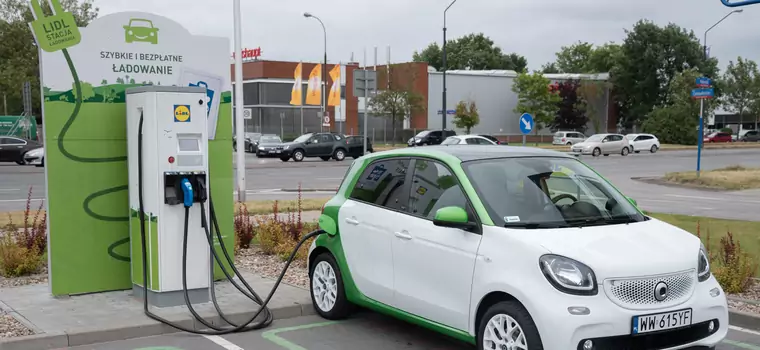 Lidl obniża moc na ładowarkach. Jak długo będzie można ładować elektryki za darmo?