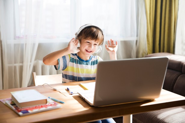 Kiedy laptopy dla uczniów czwartych klas szkoły podstawowej?