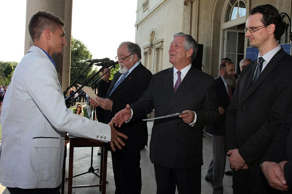 Dostignuća ga dovela do upoznavanja sa prestolonaslednikom