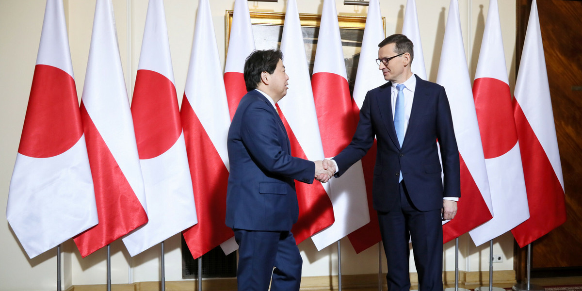 Premier Morawiecki spotkał się z szefem MSZ Japonii Yoshimasą Hayashim.