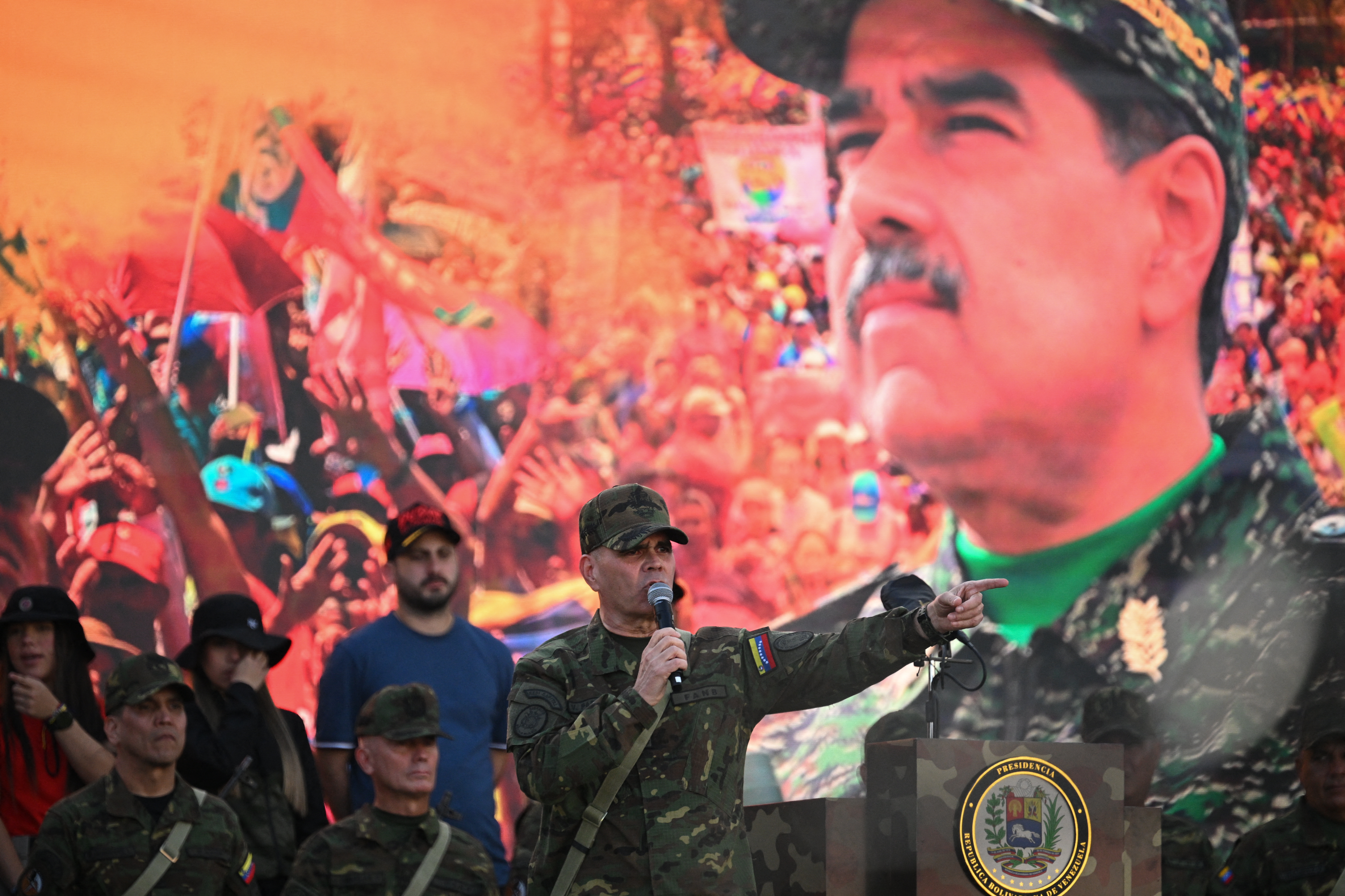 Sous pression militaire: Washington propose l'exil à Maduro