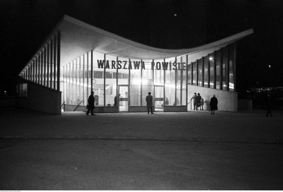 Przystanek kolejowy Warszawa Powiśle w 1963 r. Źródło: album „Warszawa Siemaszki. Fotografie z Narodowego Archiwum Cyfrowego”