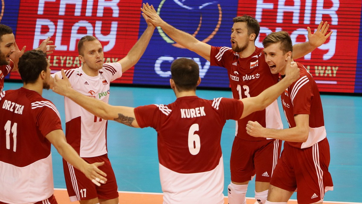 Dwa mecze, dwa zwycięstwa i pozycja lidera grupy C mistrzostw Europy siatkarzy. Biało-Czerwoni mają już zagwarantowany udział w fazie pucharowej EuroVolley 2015, w niedzielę mogą sobie zapewnić pierwsze miejsce w stawce i bezpośredni awans do ćwierćfinału. Muszą tylko wygrać minimum dwa sety z najsłabszą w grupie Białorusią, która dwa razy dostała w Warnie srogie lanie od rywali. Początek pojedynku o godzinie 17:00 czasu polskiego.