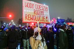 arszawa, 28.01.2021. Uczestnicy protestu przeciwko zaostrzeniu prawa aborcyjnego, 28 bm. na placu na Rozdrożu w Warszawie.