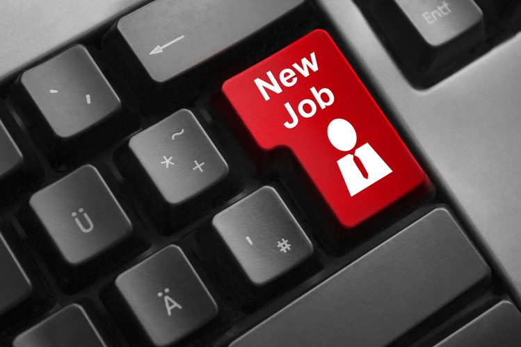 <b>Kto może nas znać</b>
<br>
<br>
Portale oferują szereg zaawansowanych ustawień prywatności, mogący przyprawić o zawrót głowy. Do najważniejszych należy:
<br>
• możliwość ograniczenia widoczności profilu (czy będzie dostępny dla wszystkich użytkowników Internetu, dla użytkowników portalu, tylko dla osób z sieci kontaktów);
<br>
• możliwość ograniczenia widoczności naszej aktywności (publiczne będą nasze posty czy opinie, ale nie aktywności w rodzaju uzupełnienia profilu, dołączenia do grupy czy dodania nowego kontaktu).
<br>
<br>
Mając profesjonalnie przygotowany profil, nie ma potrzeby zawężania ustawień prywatności. Otwartość profilu budzi zaufanie i pozytywne skojarzenia. Oczywiście, jeśli planuje się dyskretnie szukać pracy, zaproszenie kilkudziesięciu rekruterów jednego dnia może wzbudzić zdziwienie obecnego pracodawcy – wtedy warto w opcjach zaznaczyć, że nie chcemy, aby wszystkie aktywności były widoczne dla pozostałych.