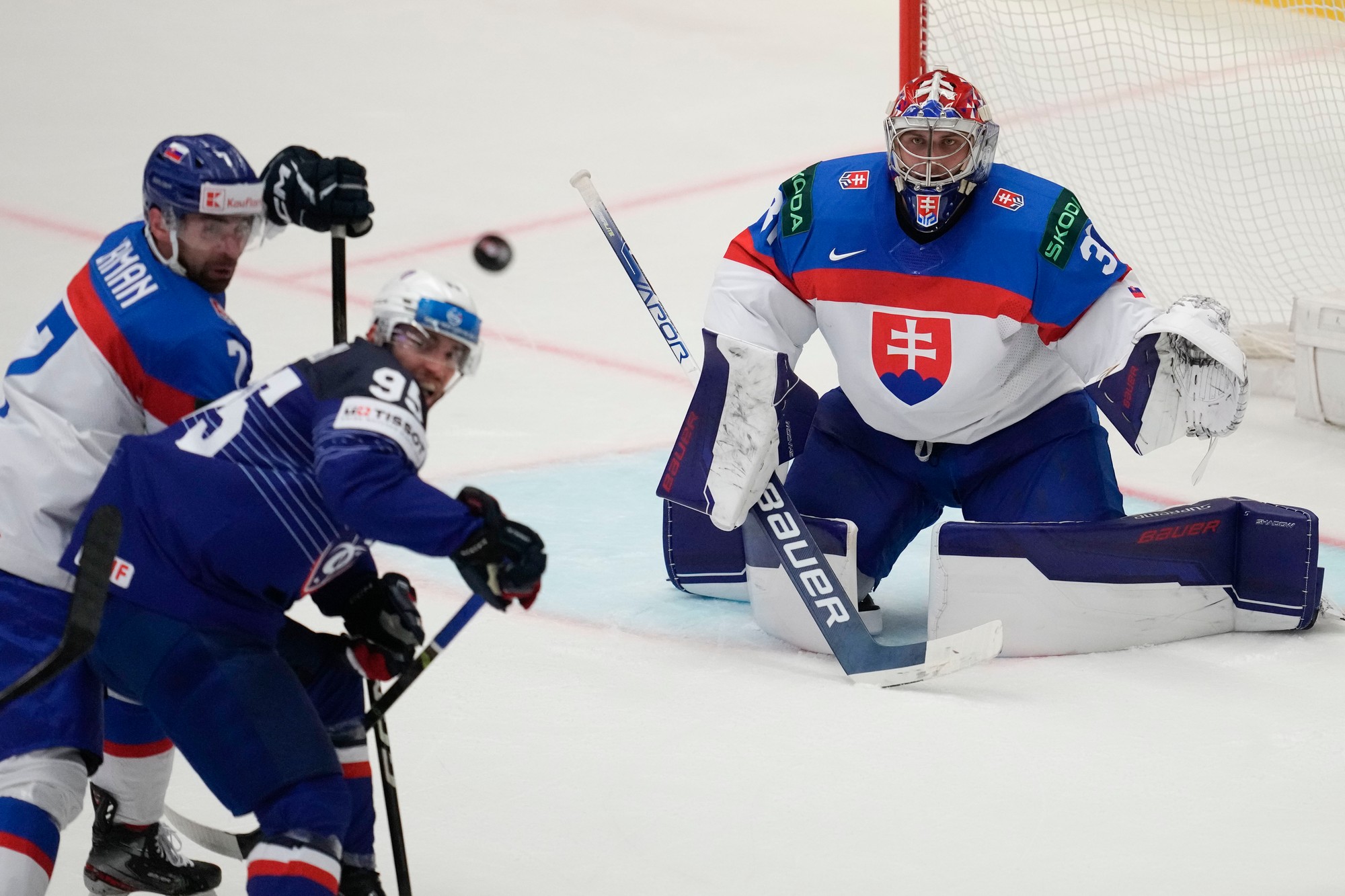 Slovenský brankár Samuel Hlavaj (vpravo) bráni pred Francúzom Enzom Guebejom (druhý zľava).