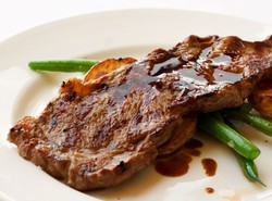 Mięso może być zdrowsze. Popij je... alkoholem