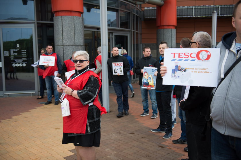 Pikieta pracowników Tesco w Katowicach