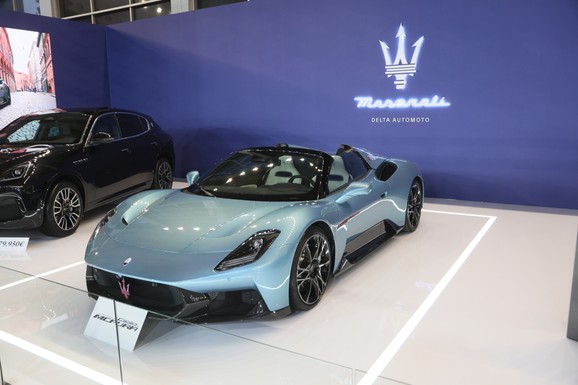 Ovaj lepotan nestvarne boje jedan je od najskupljih modela! "Uhvatili" smo ga na Sajmu automobila, najveća je zvezda na celom salonu (FOTO/VIDEO)