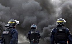 Fala protestów zalewa Francję. Bójki z policją, eksplozje, płonące pojazdy