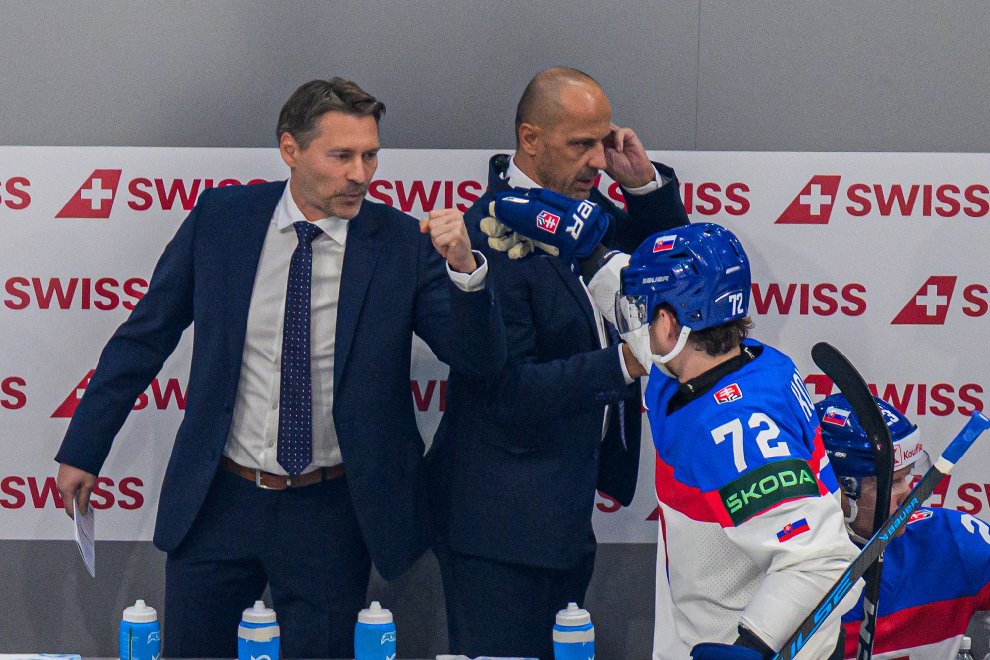 Zľava tréner slovenskej hokejovej reprezentácie Vladimír Országh, jeho asistent Ján Pardavý a Andrej Kollár sa tešia z úvodného gólu. 