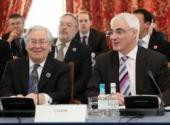 Mervyn King, gubernator Bank of England (z lewej) i Alistair Darling, minister finansów Wielkiej Brytanii. Fot. Bloomberg
