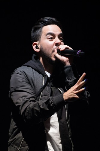 Mike Shinoda podczas koncertu we Wrocławiu