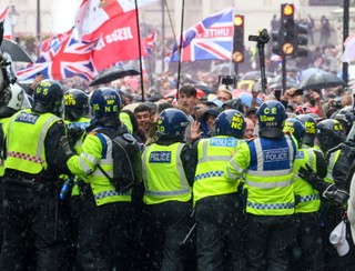 Skrajna prawica opanowała Londyn. Doszło do starć z policją