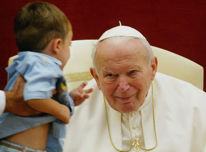 7 września 2003 - Jan Paweł II sfotografowany w Castel Gandolfo