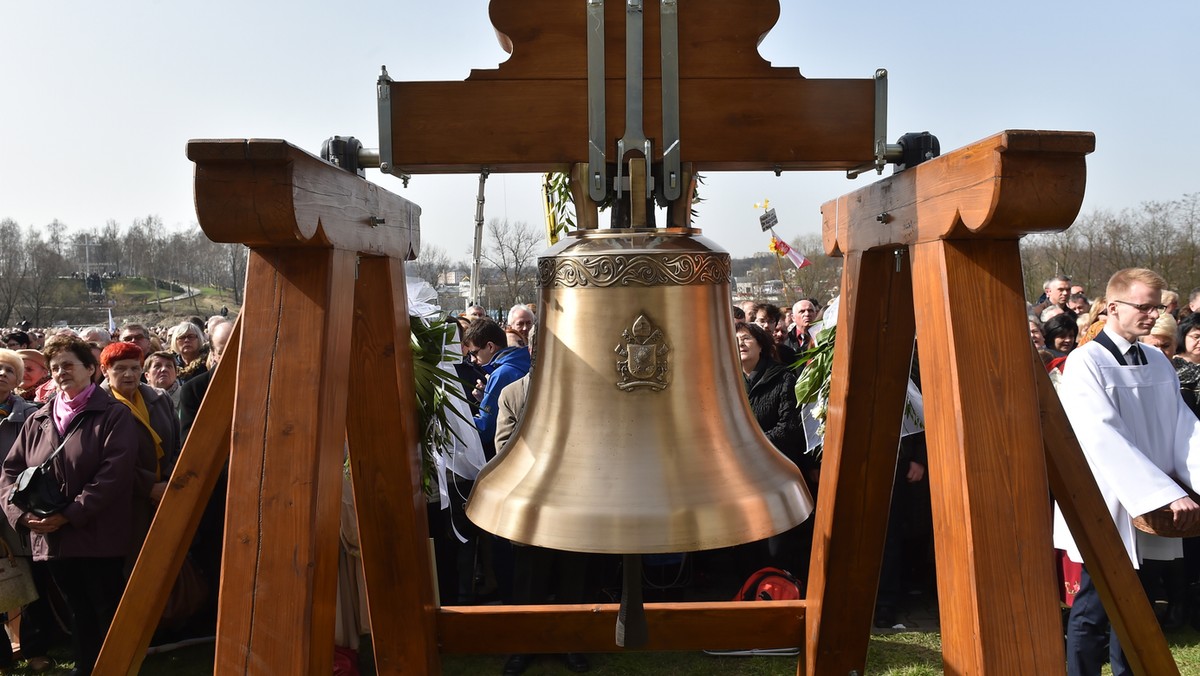 Na terenie Campusu Misericordiae w Brzegach pod Wieliczką, gdzie w lipcu z papieżem Franciszkiem spotkają się uczestnicy Światowych Dni Młodzieży, odsłonięto w niedzielę Dzwon Miłosierdzia. Bicie dzwonu przywita papieża Franciszka.