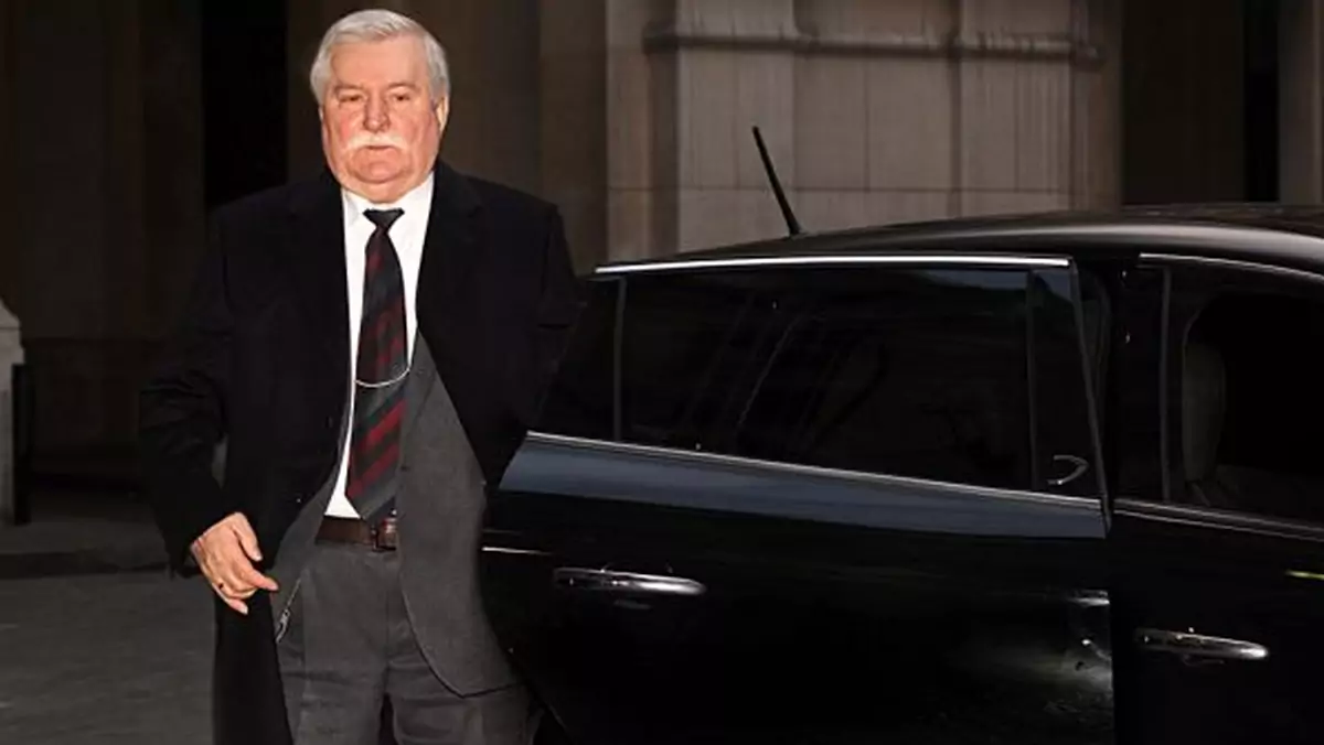 Lecha Wałęsa wysiada z Lancii podczas 9. Szczytu Laureatów Pokojowej Nagrody Nobla