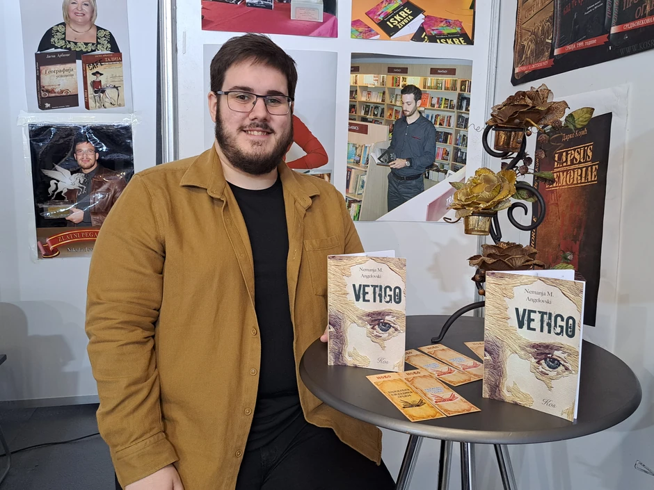 Nemanja Angelovski sa svojom zbirkom poezije "Vetigo"