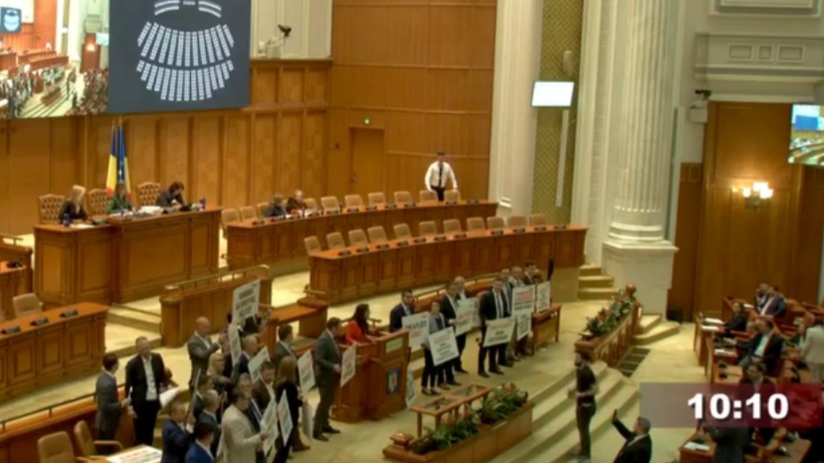 Parlamentarii USR au protestat în plenul Camerei Deputaților și au cerut înființarea Comisiei parlamentare de anchetă „Mykonos - Nordis”