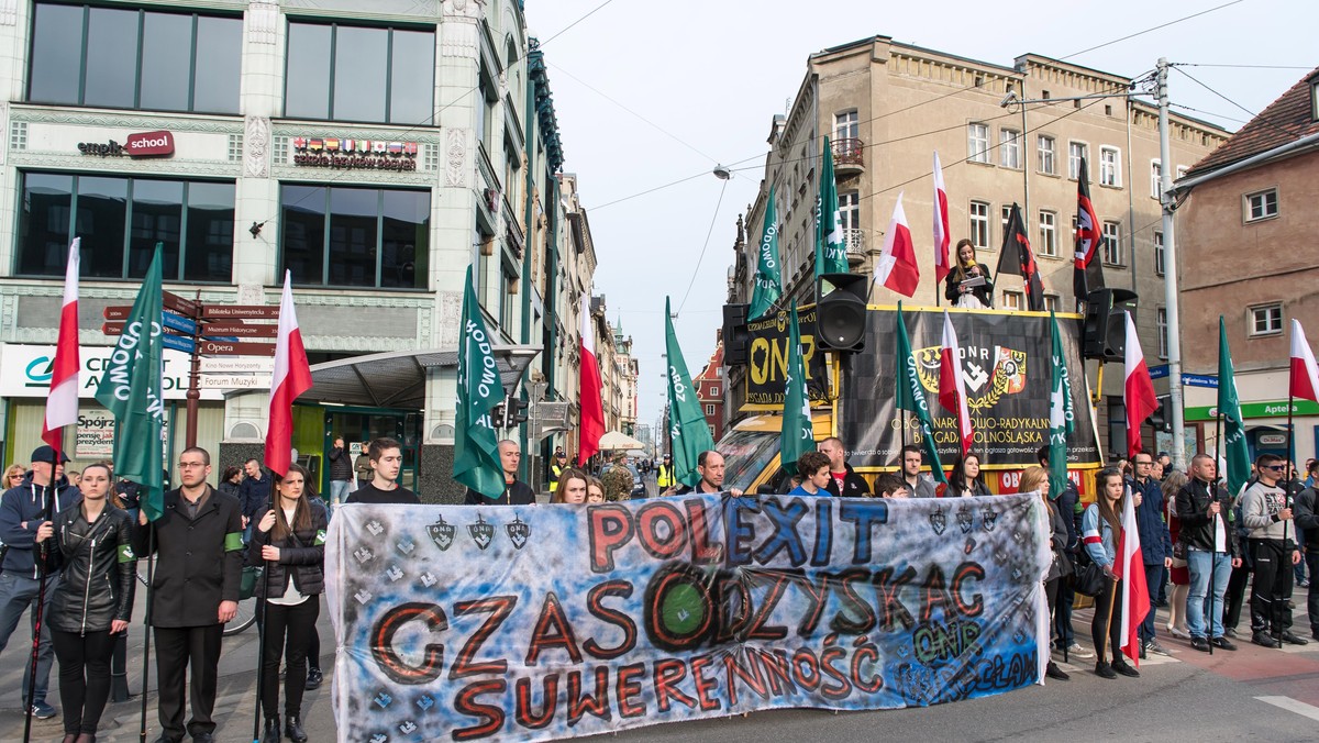 Wczoraj grupa narodowców przeszła ulicami Wrocławia. Na koniec demonstracji spalono zdjęcia prezydenta Rafała Dutkiewicza w jarmułce i profesora Zygmunta Baumana. Prokuratura już wcześniej zajęła się sprawą plakatów zapowiadających manifestację, które przedstawiały "hailującą" kanclerz Niemiec Angelę Merkel z odwróconym krzyżem na czole.