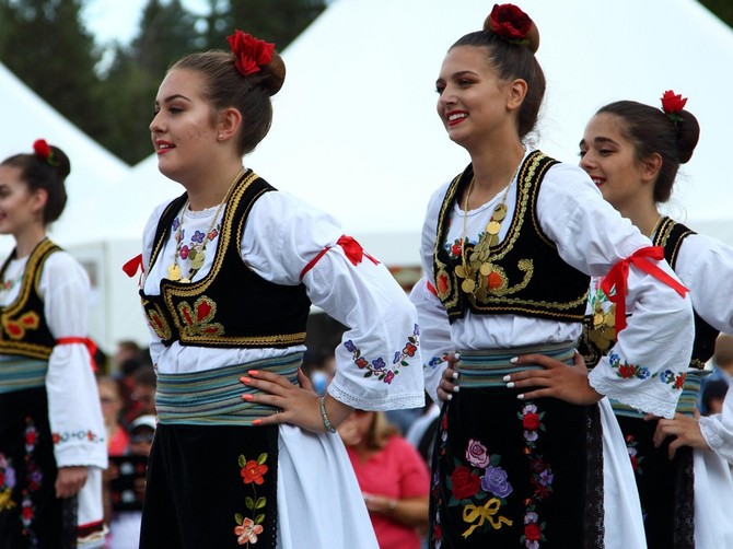 Srpska narodna nošnja sa Kosova i Metohije uskomešala je emocije Srba: "Liči na egipatsku"
