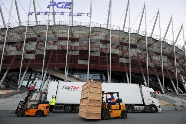 Rozładunek sprzętu medycznego przed Stadionem Narodowym w Warszawie,