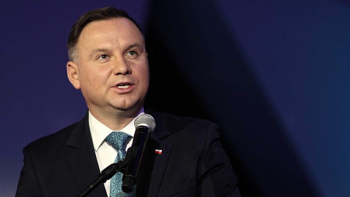 <a href="https://krakow.onet.pl/andrzej-duda-maszerowal-dla-transplantacji-w-zakopanem/ygkv23l" id="6ba30c43-7669-4640-82fa-1fe1c5325bc3">Prezydent Andrzej Duda</a> jest bardzo nieprzychylny likwidacji 30-krotności składek na ZUS i ma nadzieję, że rozwiązanie takie nie trafi na jego biurko - powiedział PAP w poniedziałek rzecznik prezydenta Błażej Spychalski.