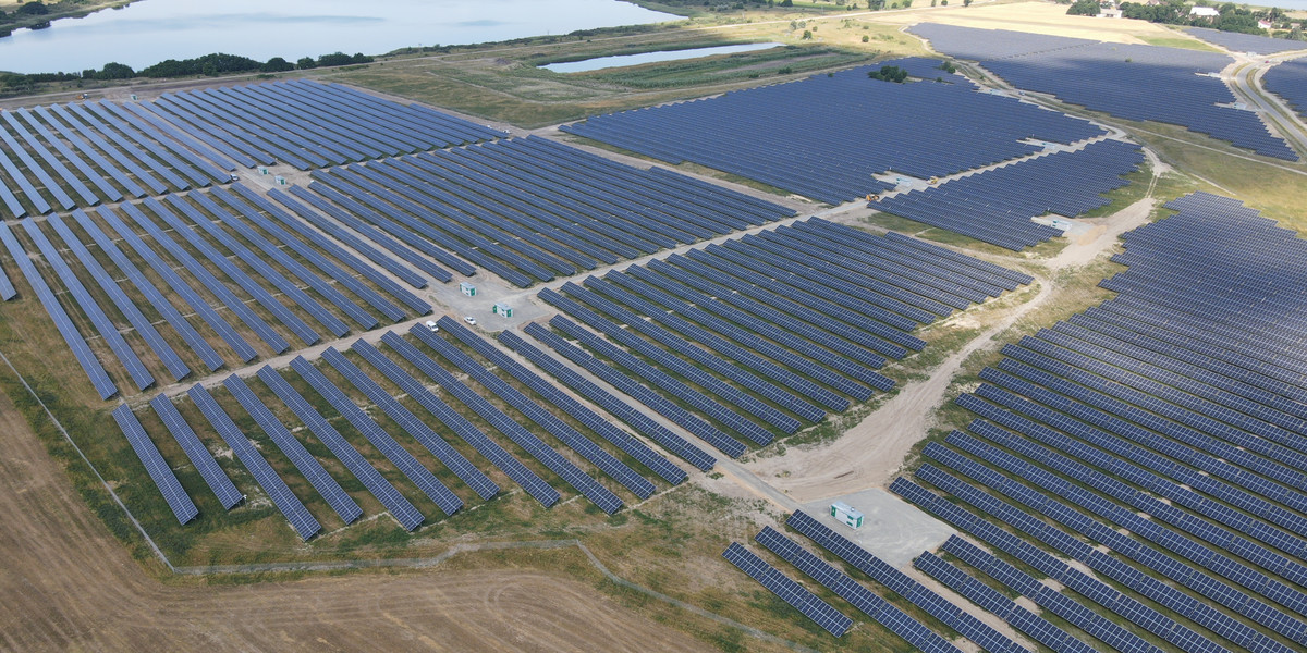 Farma słoneczna ZE PAK ma moc 70 MW. To największa jak dotąd instalacja fotowoltaiczna w Polsce.