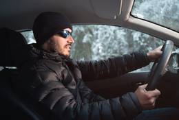 Zimowe ubranie może zagrażać życiu kierowcy i pasażerów. Wyjaśniamy, dlaczego tak się dzieje